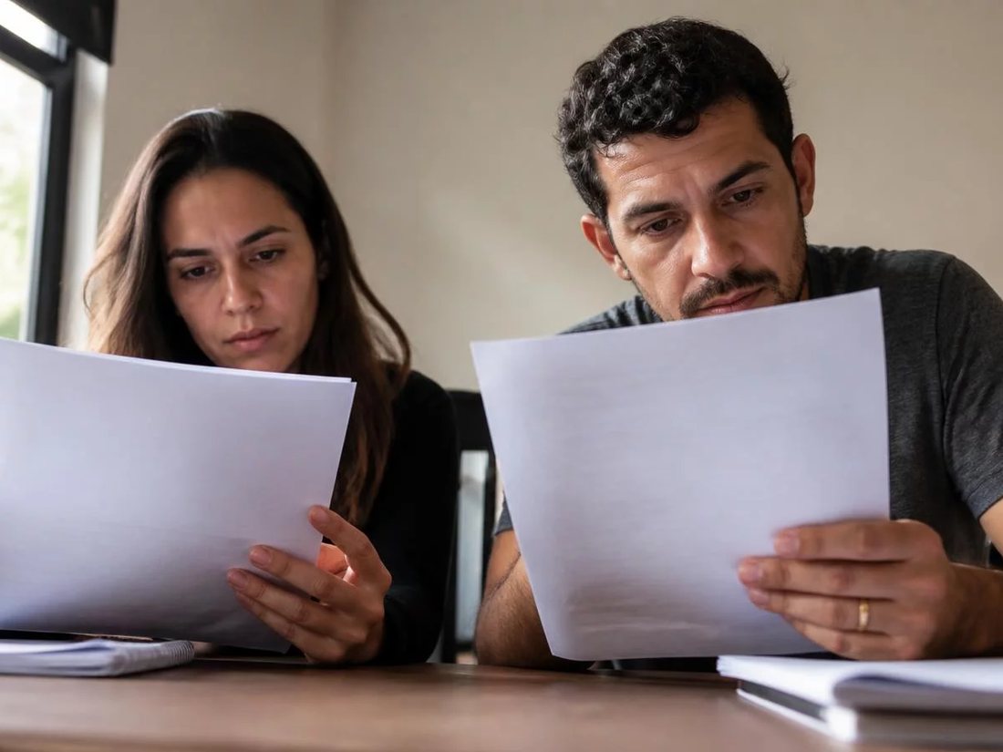 Equipe reunida numa sala clara enquanto uma pessoa explica em pé